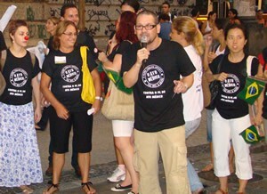 4-manifestacao-contra-ato-medico-reune-350-pessoas-na-cinelandia01-300x218.jpg